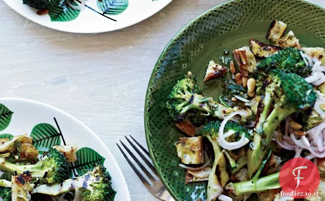 Insalata di broccoli e pane alla griglia con scalogni in salamoia