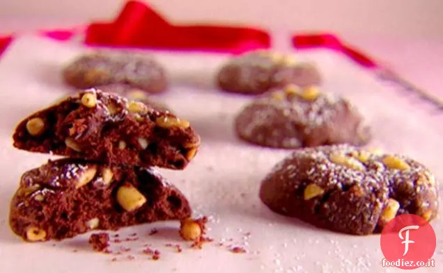 Biscotti con gocce di cioccolato e pinoli