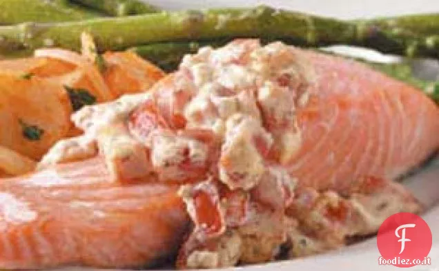 Salmone con salsa di pomodoro e aneto