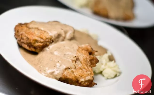 Bistecca di pollo fritto con sugo di campagna