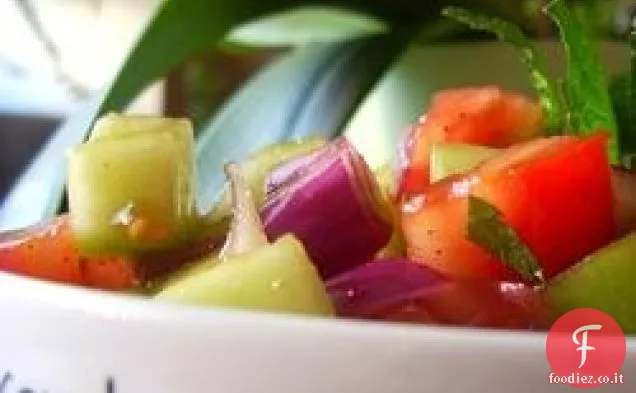 Insalata di pomodori, cetrioli e cipolle rosse con menta