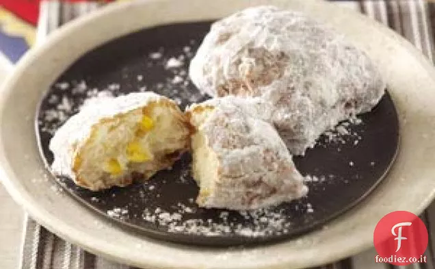 Bignè di mais dolce con polvere di pancetta e zucchero