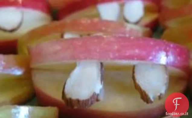 Dolcetto per i denti con mela e frutta sana di Halloween