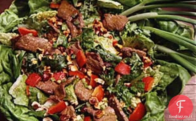 Insalata piccante di manzo e nocciole