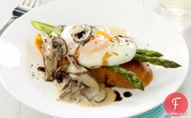 Uova alla Benedict con funghi e asparagi