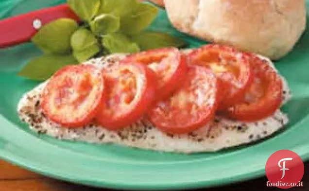 Pesce al forno con pomodoro e basilico