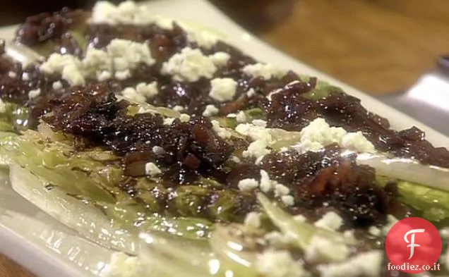 Lattuga romana grigliata con vinaigrette al formaggio blu e pancetta