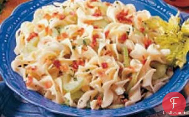 Insalata di noodles caldi tedeschi