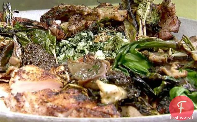 Petto di pollo alla griglia con verdure foraggiate, pesto di ortica e focaccia di Lightning Tree Farm alla griglia