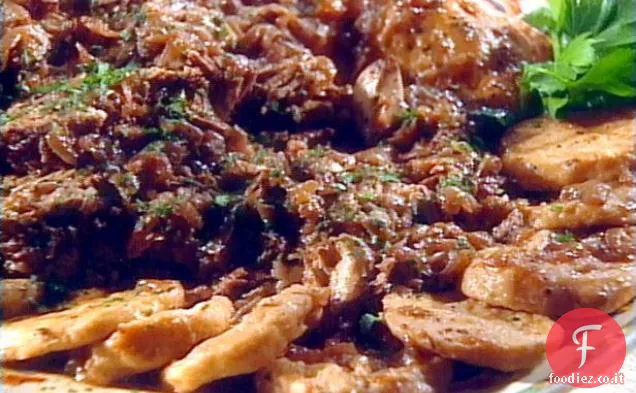 Petto di manzo brasato al vino rosso con salsa di rafano e dischi volanti di zia Rifka