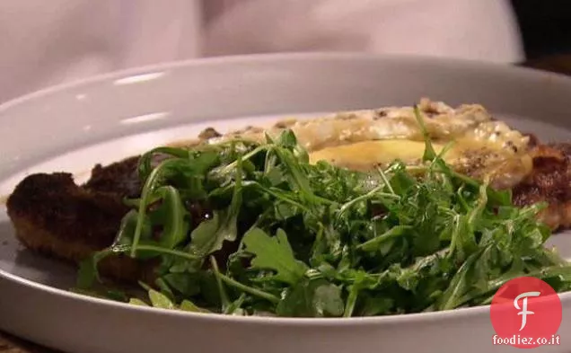 Cotoletta di pollo impanata con prosciutto, tripla crema di formaggio e rucola