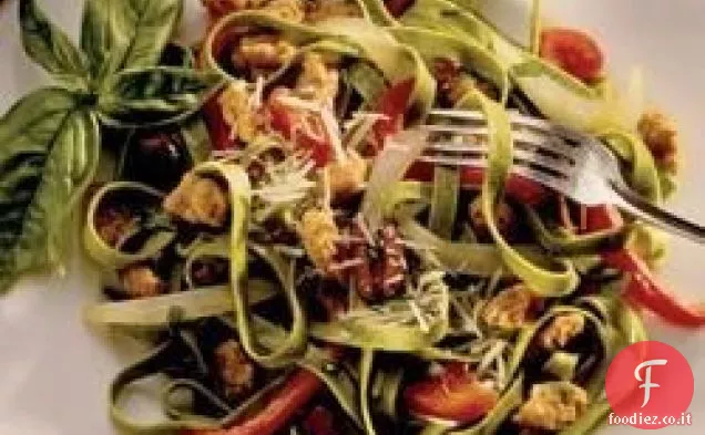 Fettuccine agli spinaci con salsiccia, peperoni e olive