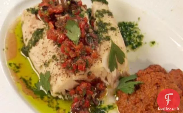 Branzino selvatico al vapore con romesco di peperoni gialli, salsa di peperoni rossi e olive nere e olio al prezzemolo e aglio