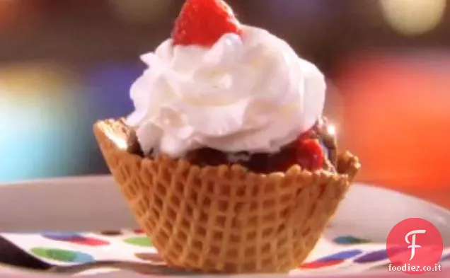 Sorpresa di gelato waffle al cioccolato e frutti di bosco