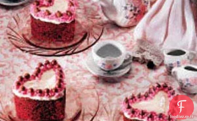 Classiche torte a forma di cuore di velluto rosso
