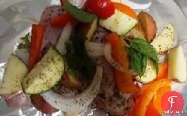 Confezioni di pollo e patate alla griglia in alluminio
