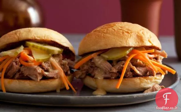 Mini hamburger di maiale sfilacciato al barbecue cinese con cetrioli e carote sottaceto e salsa agrodolce alla senape