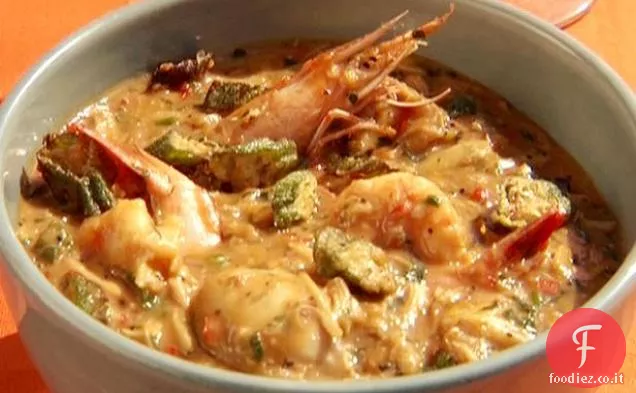 Gumbo di crostacei e andouille con gamberi, capesante, vongole e ostriche con okra croccante