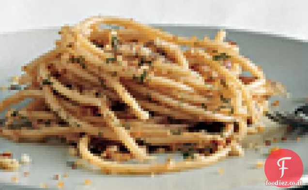 Pasta con salsa piccante di acciughe e briciole di pane all'aneto