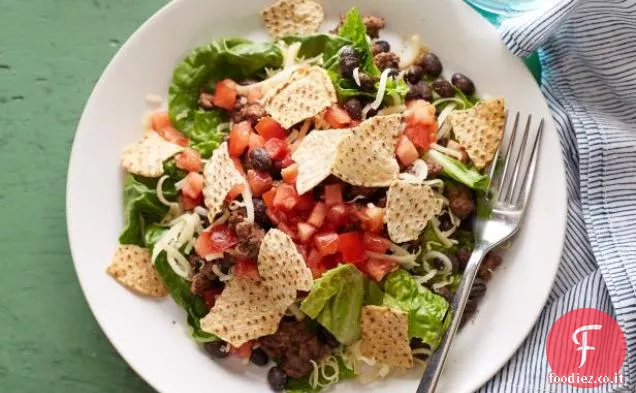 Insalata di taco di manzo con condimento di pomodoro a pezzi grossi