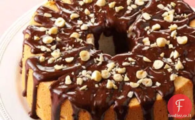 Torta degli angeli glassata al caffè e nocciole