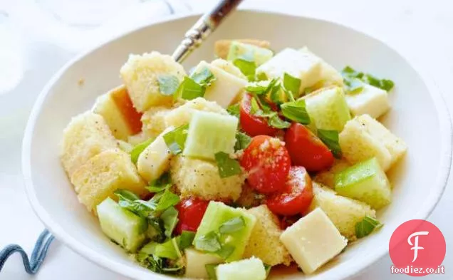 Insalata di panzanella di pane di mais