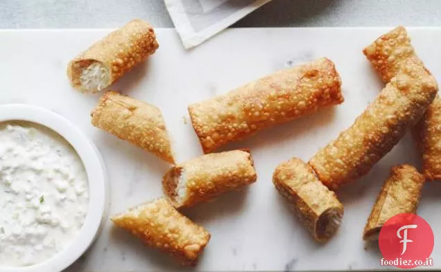 Involtini primavera di gamberi con salsa di cetriolo e yogurt