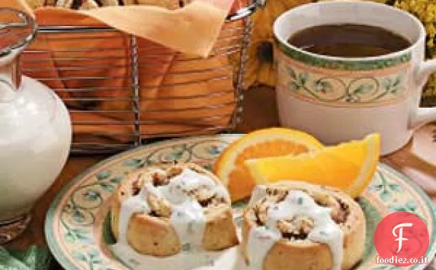 Rotoli di salsiccia rivisitati con salsa alle erbe