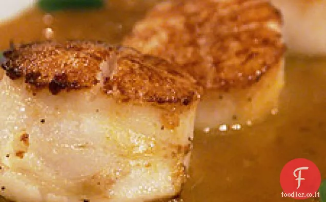 Capesante di mare scottate con salsa di maggiorana di carote