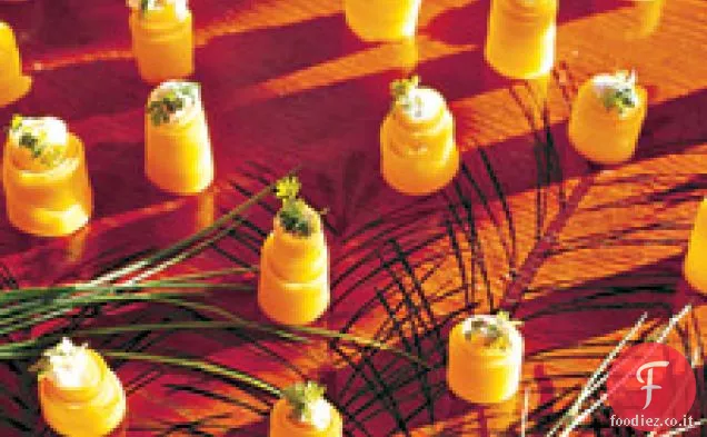 Involtini di carote con ravanello e formaggio di capra alle erbe