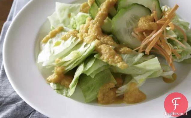Insalata asiatica con salsa di carote e zenzero