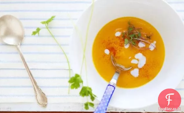 Zuppa di carote e mele con cumino e coriandolo
