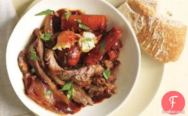 Petto brasato al caffè a cottura lenta con patate e carote