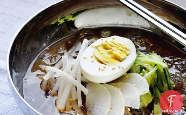 Naengmyun vegetariano (spaghetti freddi coreani)