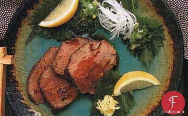 Tataki di manzo allo zenzero con salsa di immersione al limone e soia