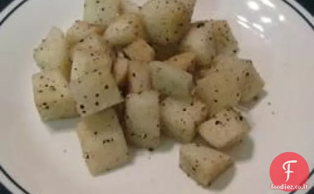 Sottaceti di ravanello Daikon cinesi durante la notte