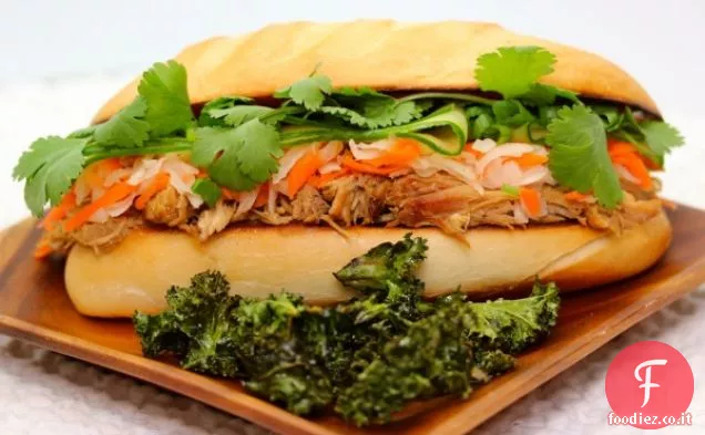 Fornello lento asiatico tirato panino di maiale o Banh Mi