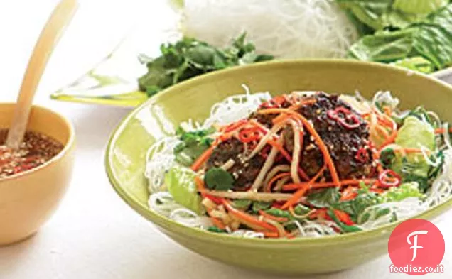 Insalata di noodle vietnamita con polpette di maiale (bún Cha)