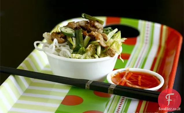 Pollo alla griglia vietnamita con tagliatelle Vermicelli (Bun Ga Nuong)