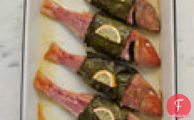 Triglia rossa cotta in foglie d'uva (vite) 