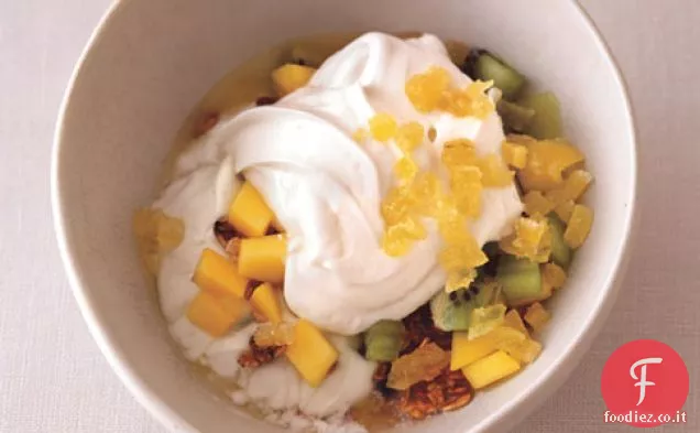 Yogurt con muesli, frutta tropicale e Zenzero cristallizzato