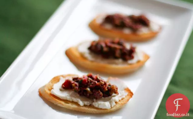Bruschetta con Formaggio di Capra e Tapenade di Olive
