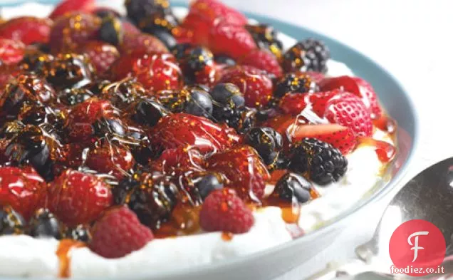 Yogurt allo zenzero con frutti di bosco e caramello croccante