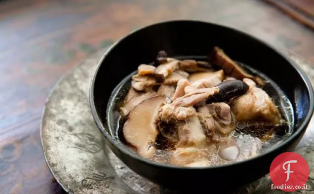 Zuppa di pollo con zenzero e funghi Shiitake