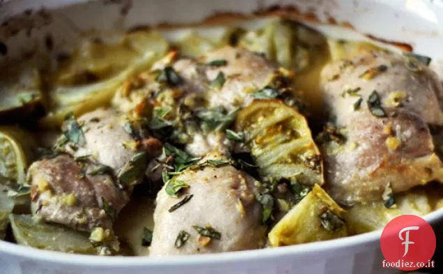 Cosce di pollo di Melissa Clark con pomodori verdi, basilico e