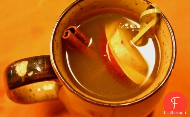 Hot Apple-zenzero Toddy verso l'alto Cocktail e liquori