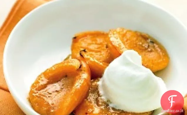 Albicocche alla griglia con panna montata allo zenzero