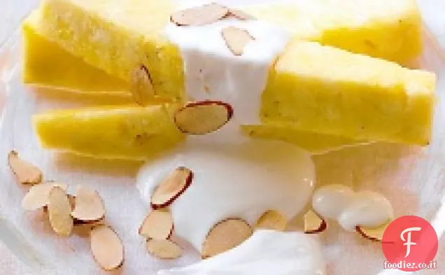 Salsa di yogurt allo zenzero su ananas