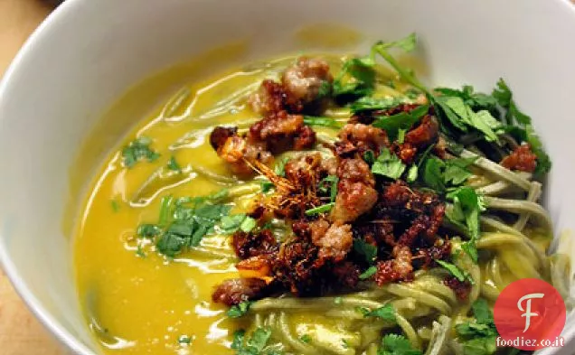 Zuppa di zucca di Trader Joe con zenzero, soba e fritto