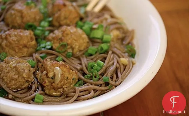 Bgsk Soba Noodles con polpette di pollo allo zenzero